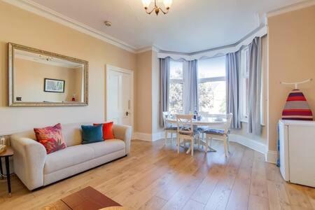 Spacious Ealing Broadway Apartment Londra Esterno foto
