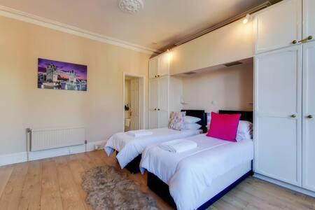 Spacious Ealing Broadway Apartment Londra Esterno foto