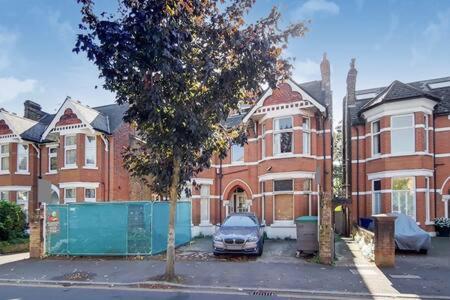 Spacious Ealing Broadway Apartment Londra Esterno foto